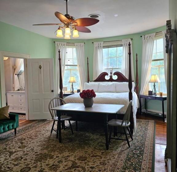 스탠다드 룸 킹사이즈 침대, Winridge Manor