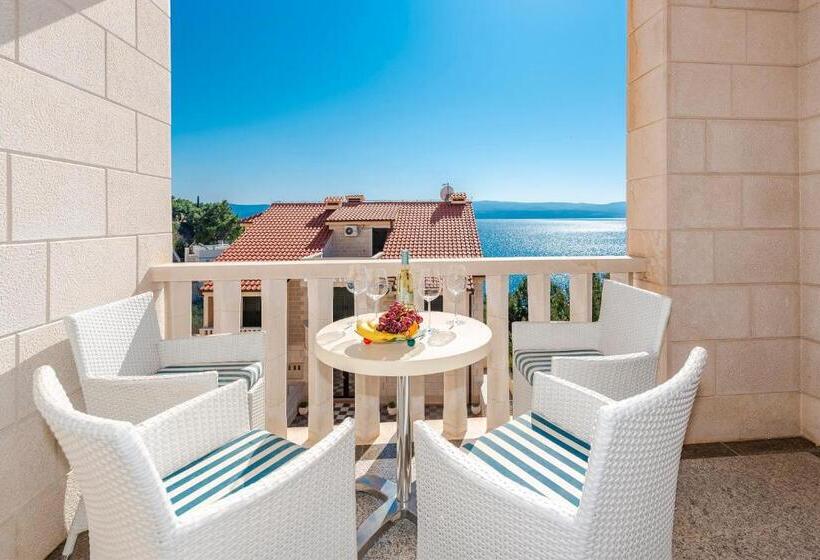سوییت با چشم‌انداز دریا, Villa Miramar