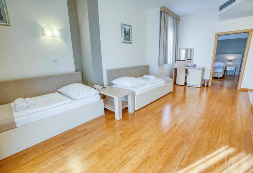 سوییت با چشم‌انداز دریا, Villa Miramar