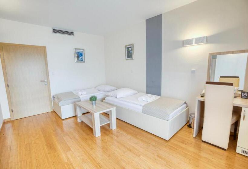 سوییت با چشم‌انداز دریا, Villa Miramar
