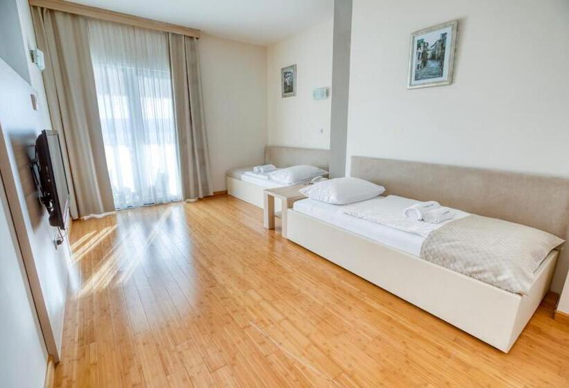 سوییت با چشم‌انداز دریا, Villa Miramar