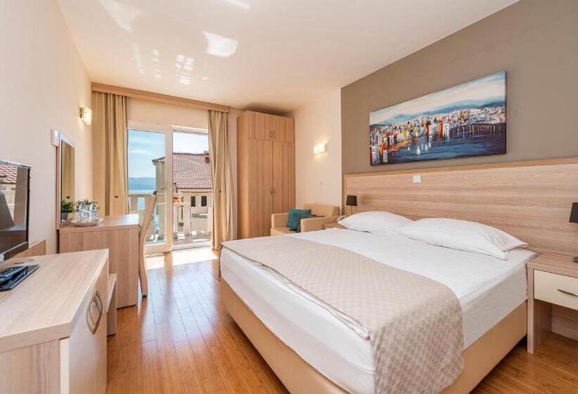 اتاق لوکس با چشم‌انداز دریا, Villa Miramar