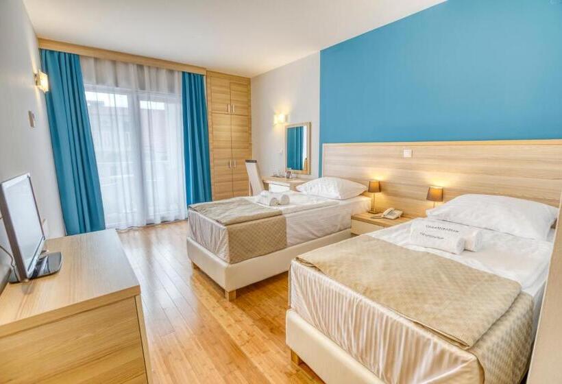 اتاق لوکس با چشم‌انداز دریا, Villa Miramar
