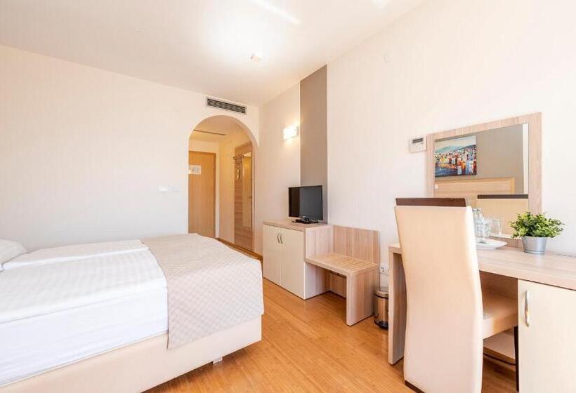 اتاق لوکس با چشم‌انداز دریا, Villa Miramar