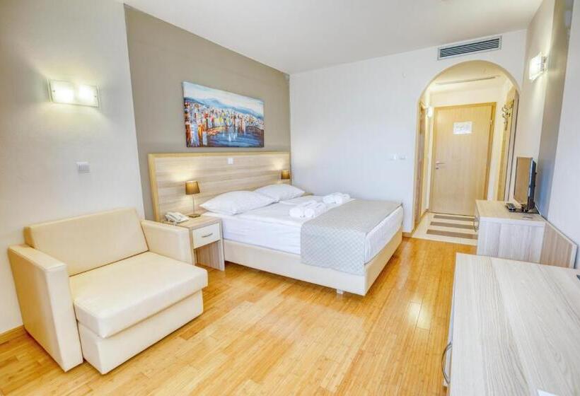 اتاق لوکس با چشم‌انداز دریا, Villa Miramar