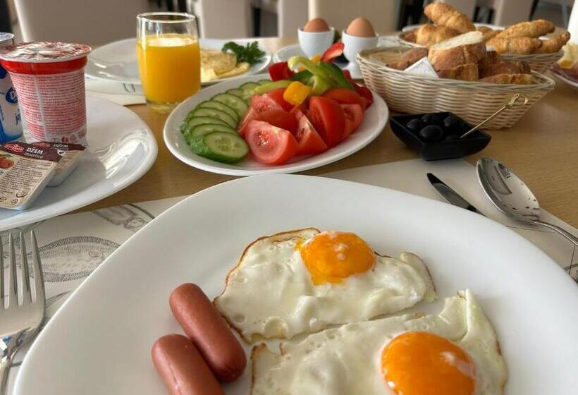 اتاق لوکس با چشم‌انداز دریا, Villa Miramar