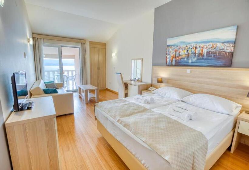اتاق لوکس با بالکن و چشم‌انداز دریا, Villa Miramar