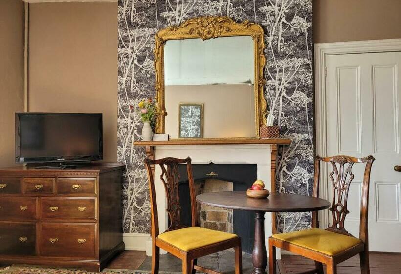 ガーデンビュースタンダードルーム, The Old Vicarage
