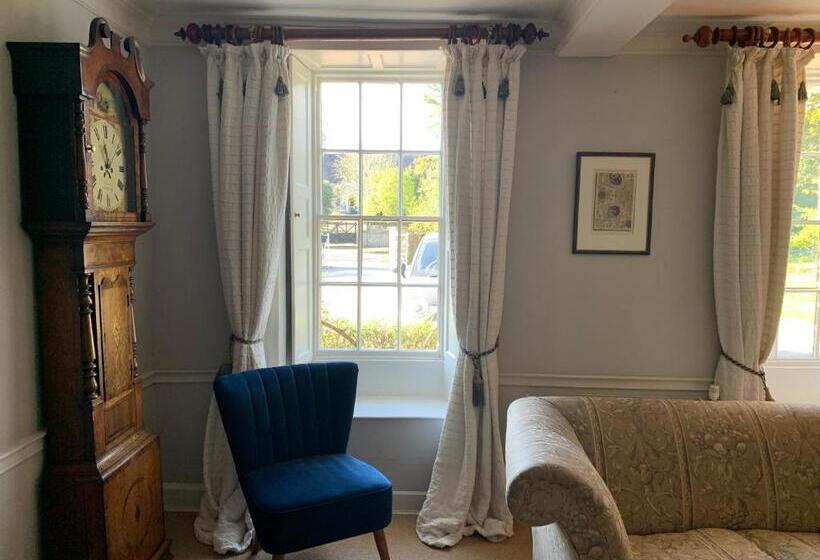 ガーデンビュースタンダードルーム, The Old Vicarage