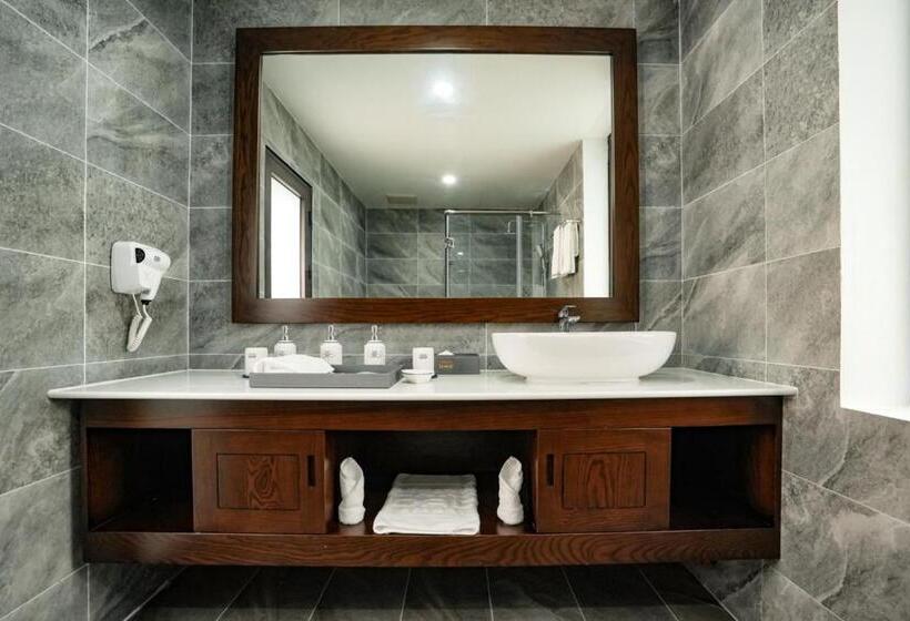 اتاق لوکس با چشم‌انداز استخر, Dad Resort Phú Quốc