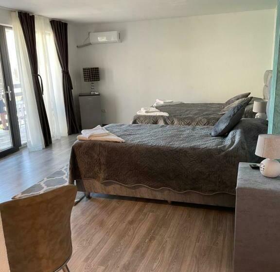 اتاق استاندارد سه نفره, Casa Paraschiva