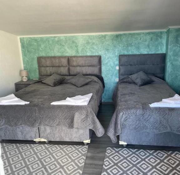 اتاق استاندارد سه نفره, Casa Paraschiva