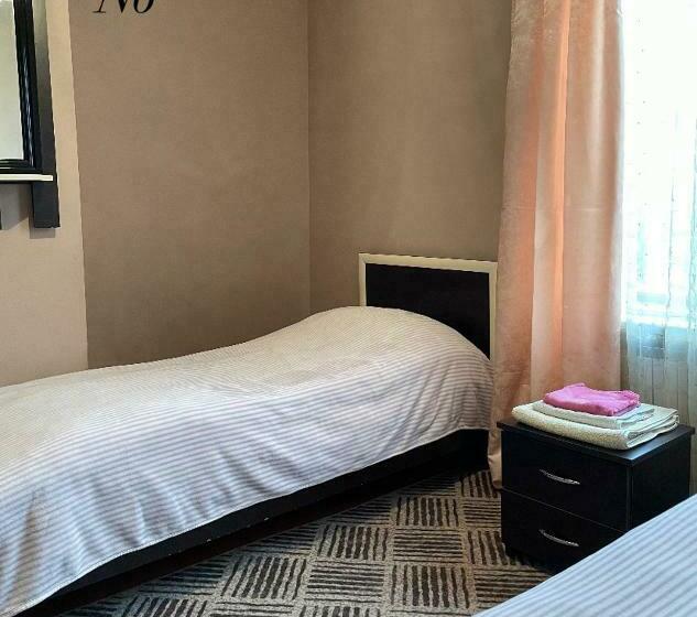 اتاق استاندارد سه نفره, Artina Guest House