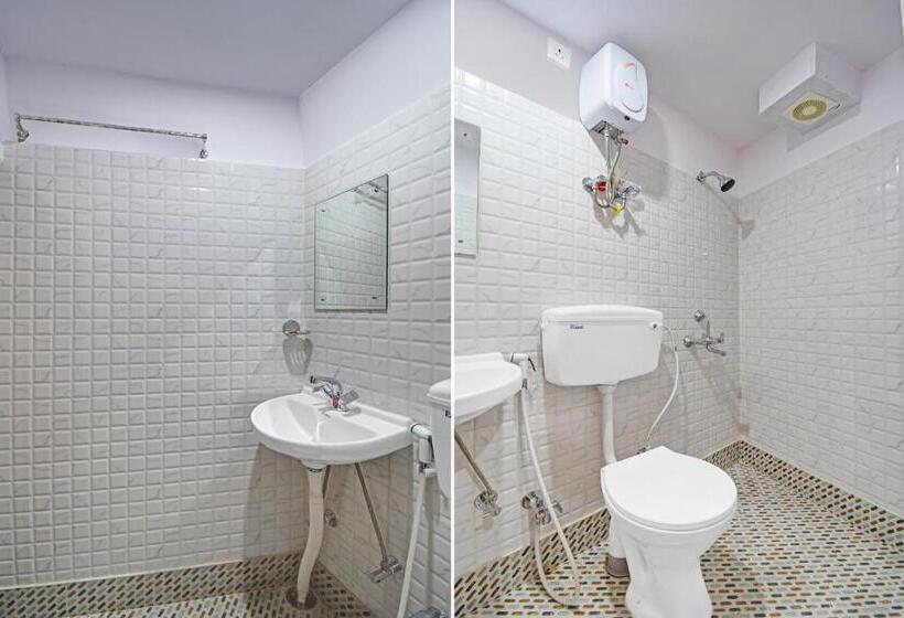 Номер Стандарт, Goroomgo Vhyom Sky Palace Near Sakherbazar Metro Station Kolkata