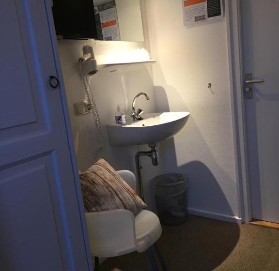 이코노미 룸, B&b   Pension Perruque