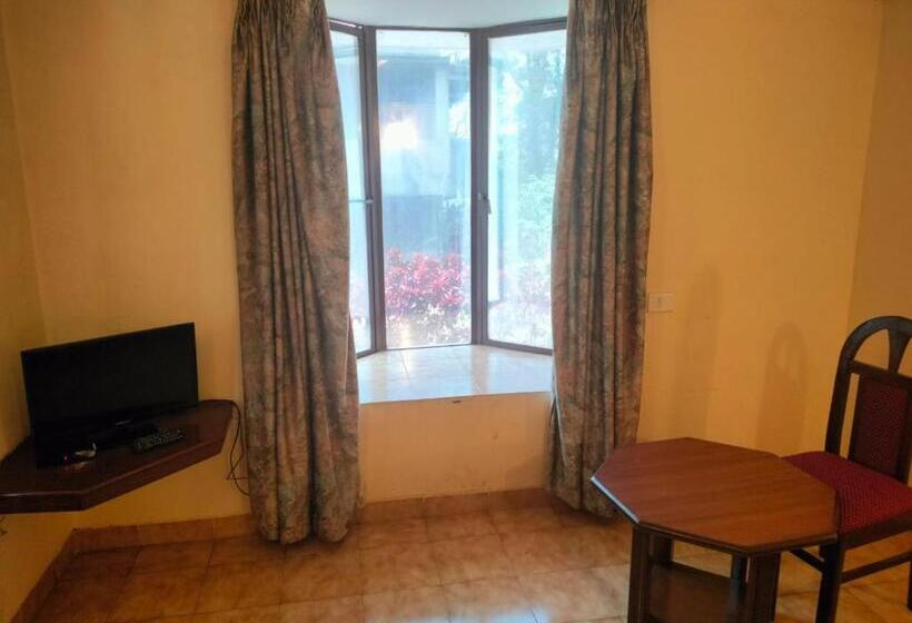 Quarto Deluxe com Sacada, The Dhanhills   A Valley View Hotel In Panchgani