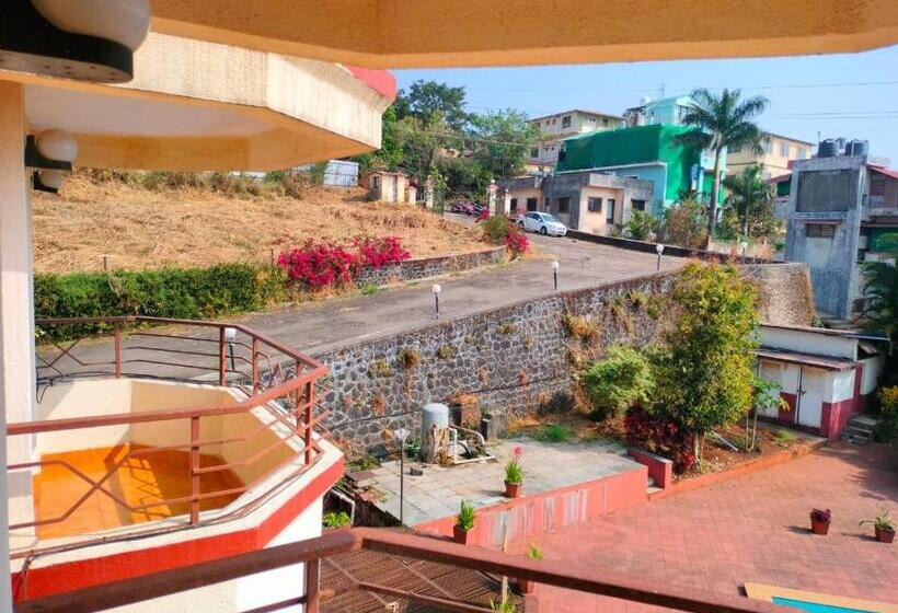 Номер Deluxe Вид на Бассейн, The Dhanhills   A Valley View Hotel In Panchgani