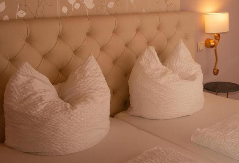 Номер Стандарт, Restaurant Laux