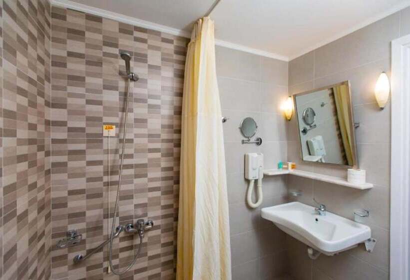 اتاق استاندارد سه تخته با چشم‌انداز استخر, Anita Beach Hotel  Adults Only