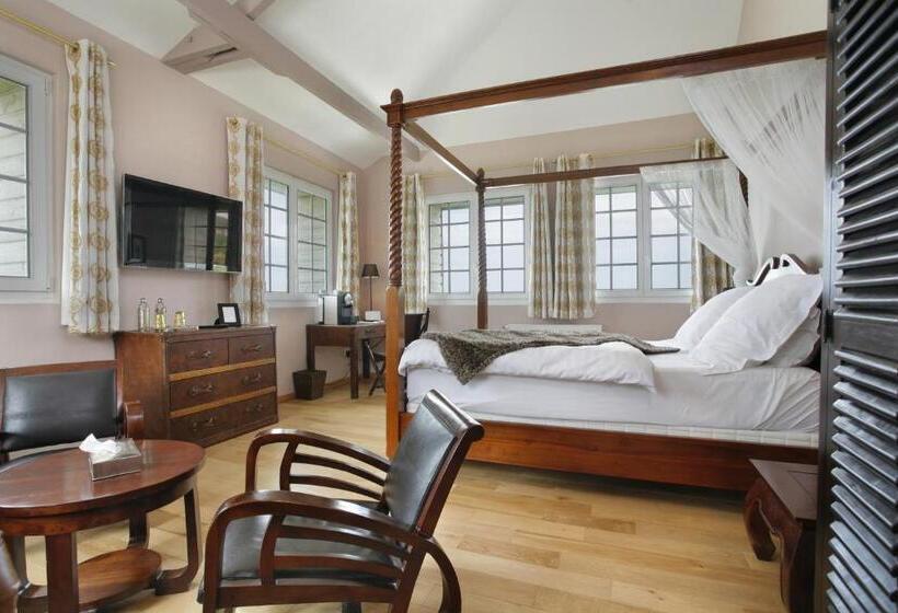 سوییت جونیور با چشم‌انداز دریا, The Originals Hôtel Le Cise Restaurant Chambres Et Suites