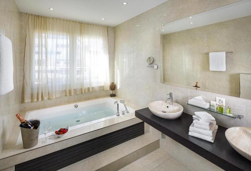 سوییت جونیور لوکس, Business Hotel First