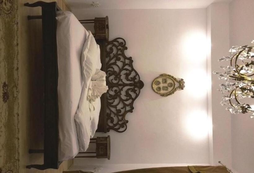 سوییت لوکس, Coroana Moldovei