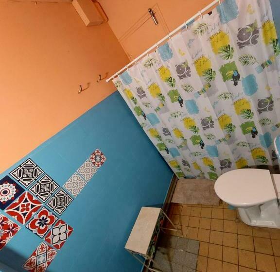 اتاق خانوادگی با چشم‌انداز دریا, The Green Hostel