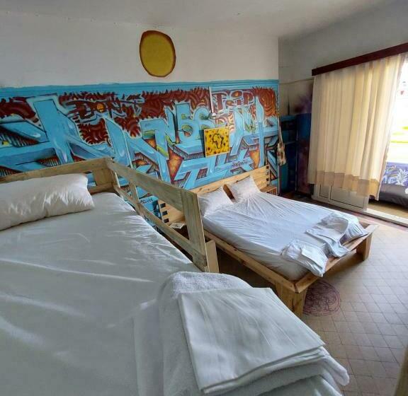 اتاق خانوادگی با چشم‌انداز دریا, The Green Hostel
