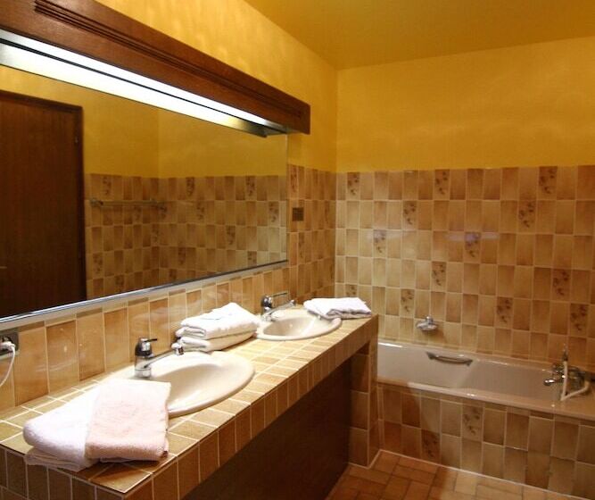 Четырехместный Номер Стандарт, Hôtel Restaurant Et Spa Au Tilleul