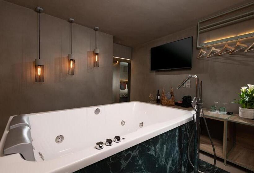 سوئیت جونیور با ماساژ آبی, Tsikeli Boutique Hotel Meteora   Adults Friendly