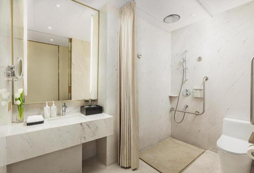 장애인을 위한 킹사이즈 침대 스탠다드 룸, Hualuxe Shanghai Changfeng Park, An Ihg
