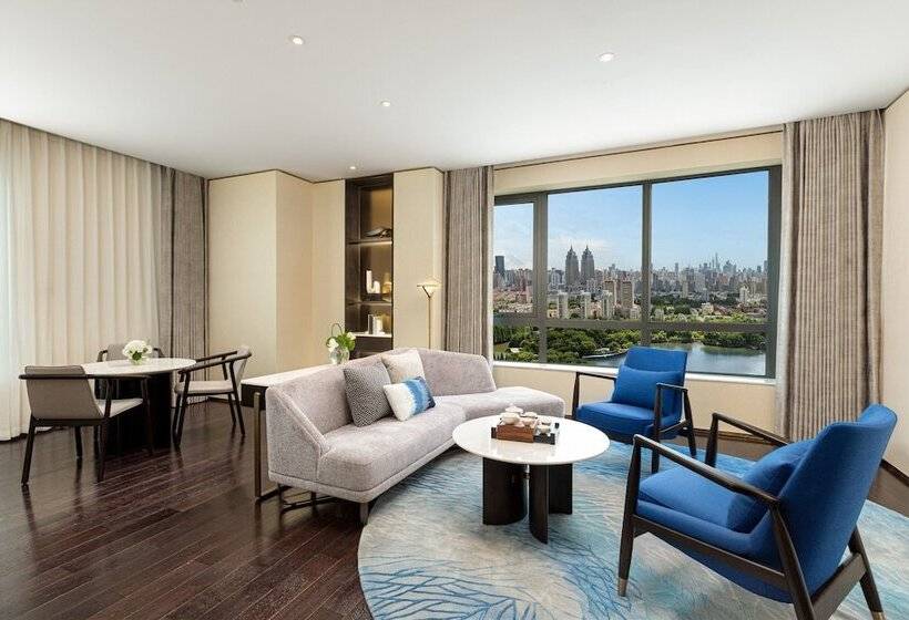 Suite with lake view, Hualuxe Shanghai Changfeng Park, An Ihg