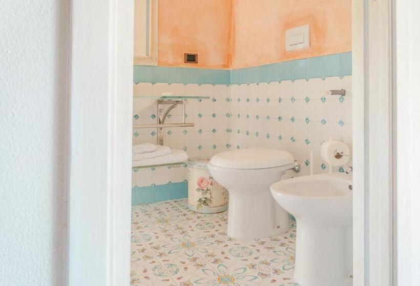 اتاق لوکس با چشم‌انداز دریا, La Casa Nel Borgo