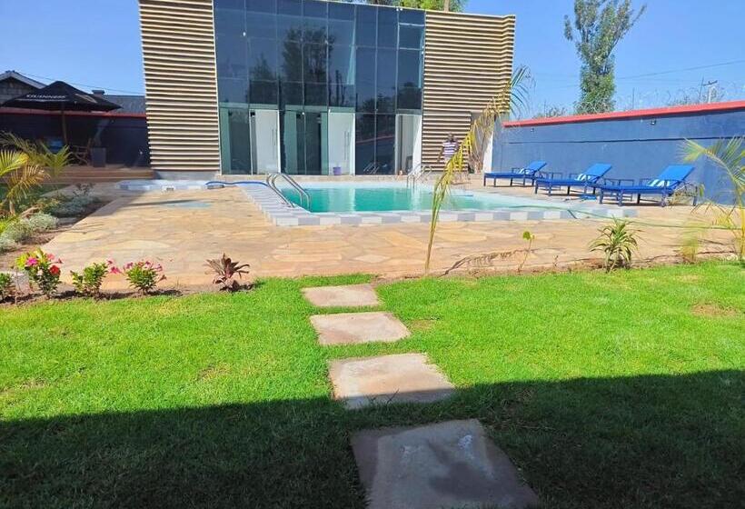 اتاق سوپریور با تخت بزرگ, The Warwick Hotel, Nanyuki Kenya