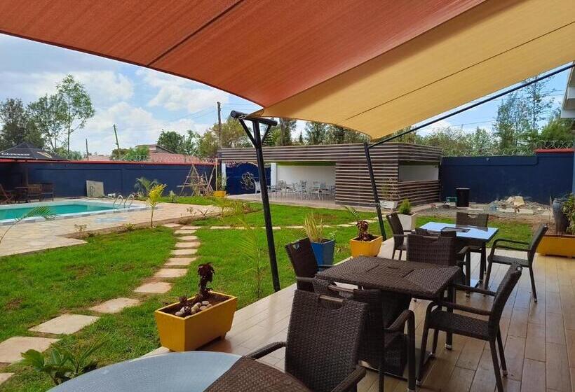 اتاق سوپریور با تخت بزرگ, The Warwick Hotel, Nanyuki Kenya