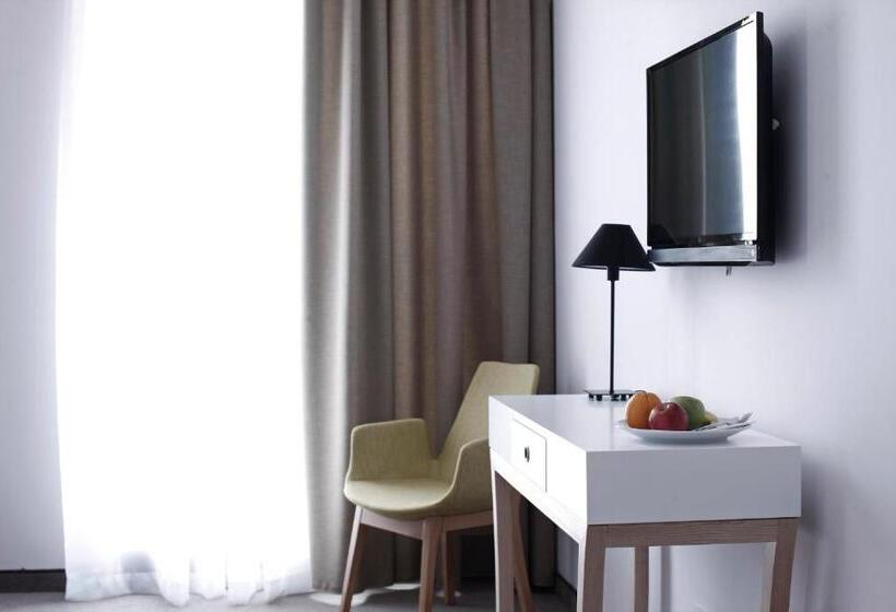 اتاق خانوادگی, Bleecker Hotels
