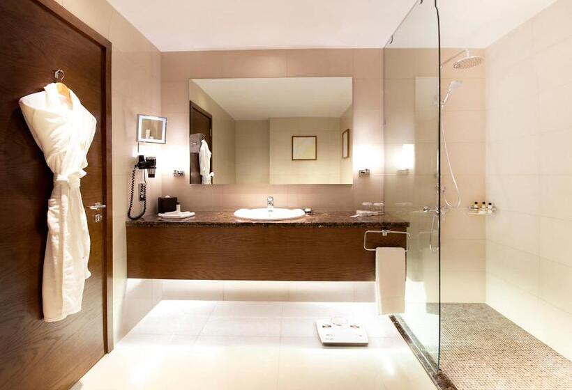 اتاق لوکس با تخت بزرگ, Copthorne Hotel Baranan