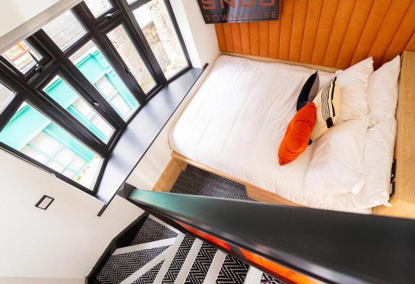 اتاق دوبلکس, The Snug Townhouse