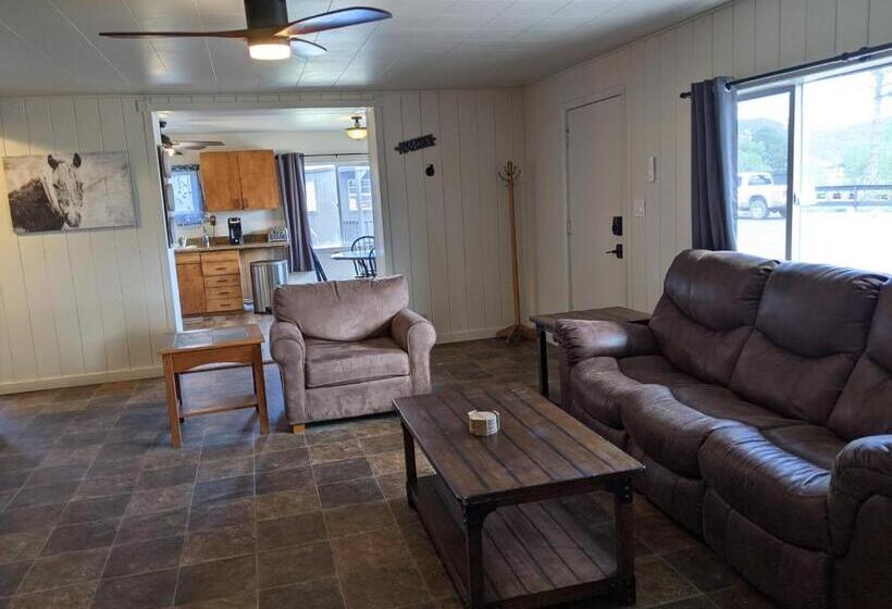 آپارتمان 3 خوابه, Slackwater Inn