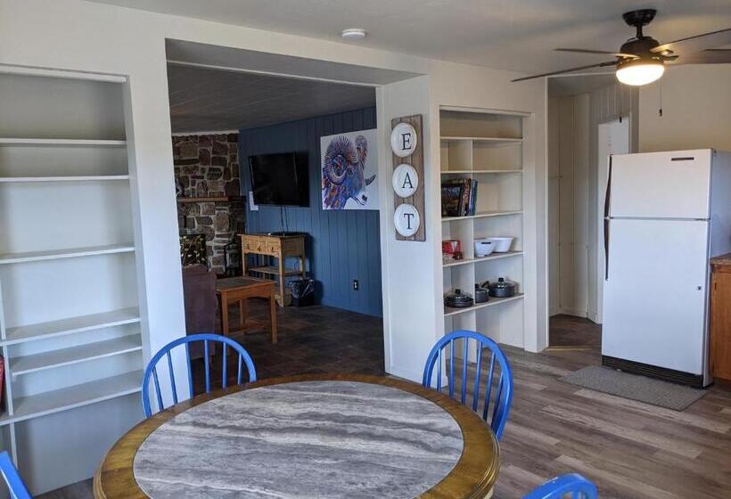 آپارتمان 3 خوابه, Slackwater Inn