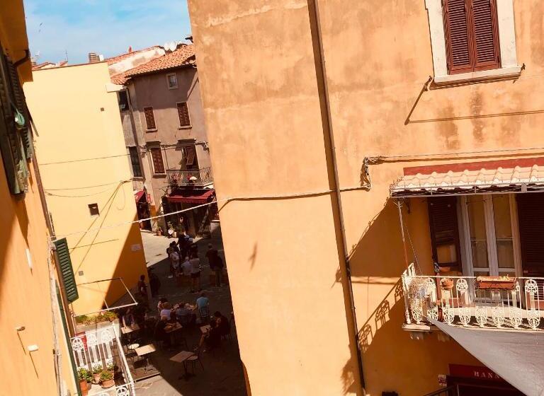 استودیوی لوکس, Anitta Guesthouse