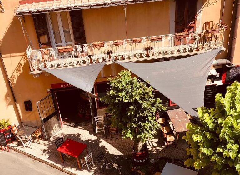 استودیوی لوکس, Anitta Guesthouse