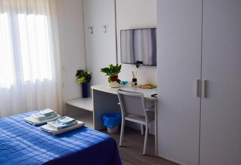 Quarto Estandar Vista Mar, La Marina B&b