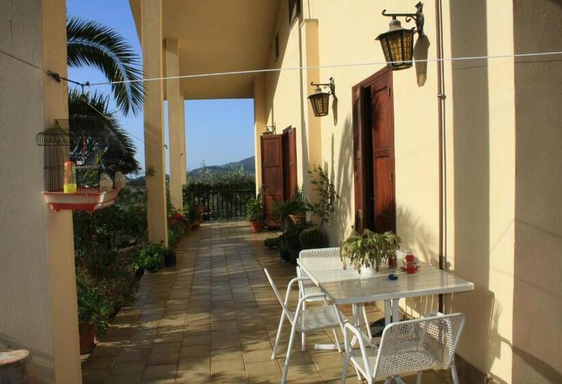 اتاق استاندارد چهارنفره با بالکن, B&b Villa Calagioli
