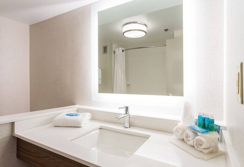 Люкс, Holiday Inn Express Hotel & Suites Goldsboro   Base Area, An Ihg