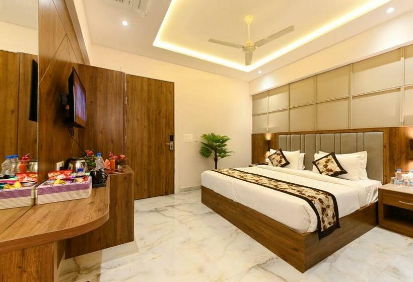 行政三人间, Avalon Palms Agra