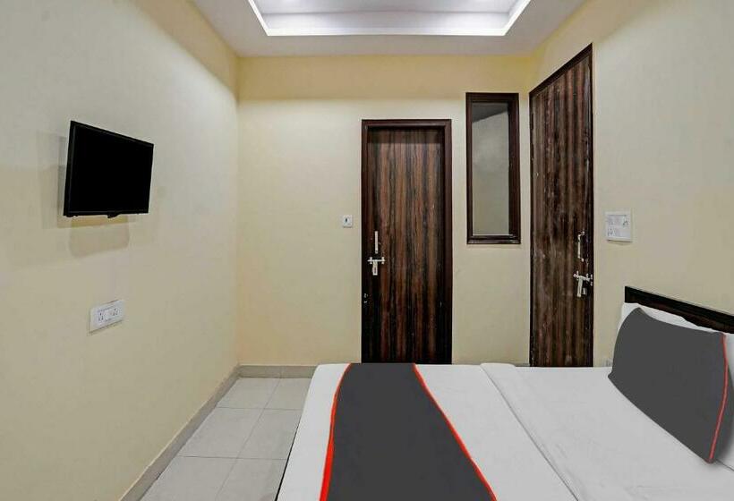 Трехместный Номер Классика, Capital O Mt Corporate Stays Near Iskcon Temple Noida