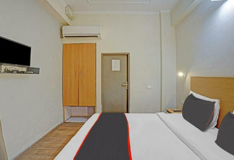 Трехместный Номер Классика, Capital O Mt Corporate Stays Near Iskcon Temple Noida