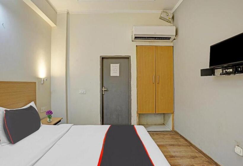 Трехместный Номер Классика, Capital O Mt Corporate Stays Near Iskcon Temple Noida