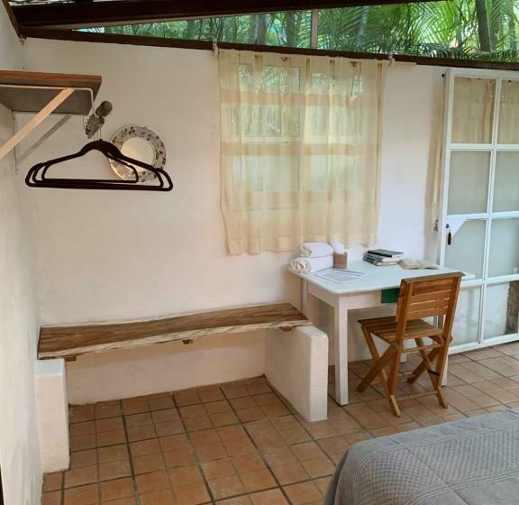Quarto Economy, Akoma Sayulita